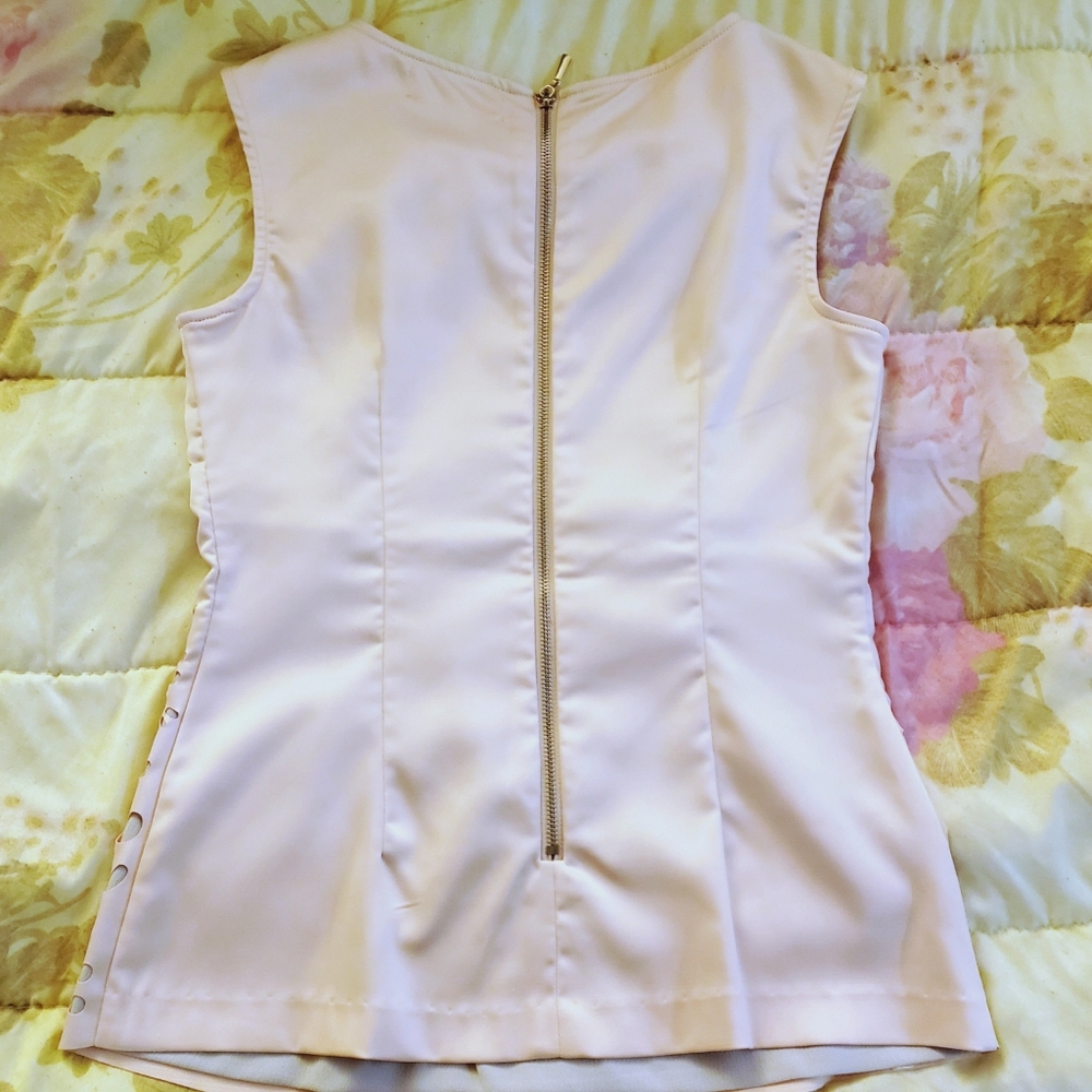 💙Stylish top, pale blush, light sheen with geometric diecut pattern. Gorgeous! - Picture 3 of 6